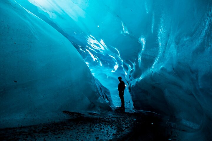 Bogdanovich Glacier tour with hotel pick up
