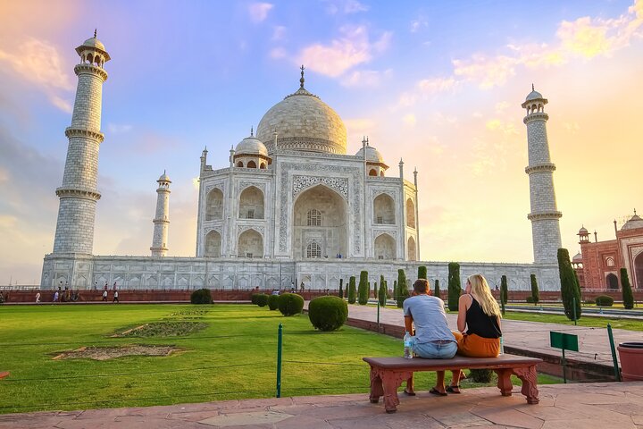 Delhi to Agra and Taj Mahal Private Day Trip by Express Train with Lunch