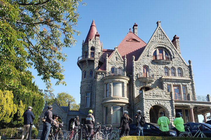 Victoria City Highlights Pedal or E-Bike Tour – Hoods & Legends
