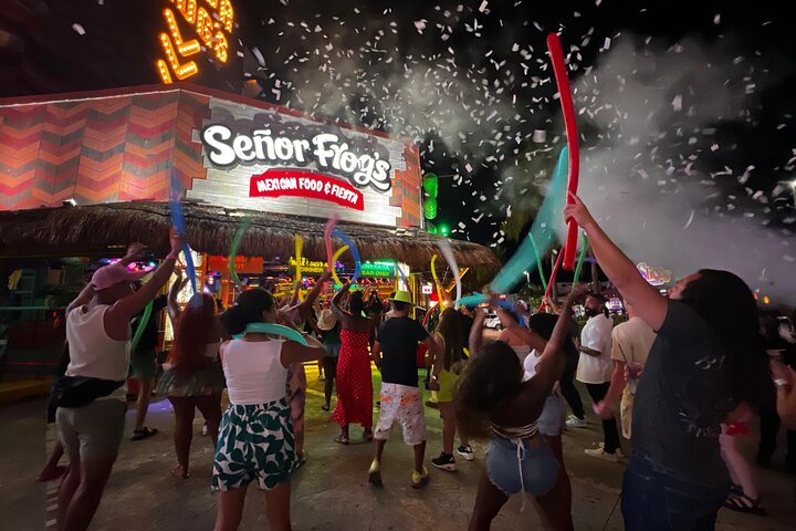 Bar Crawl Madness Tour in Cancun