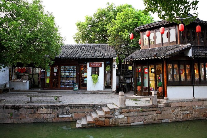 Suzhou Private Transfer to Tongli Water Town with Shanghai Drop-off Option