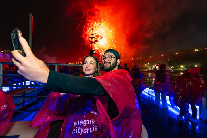 Niagara Falls Premium Night Tour: Fireworks Boat Cruise & Dinner
