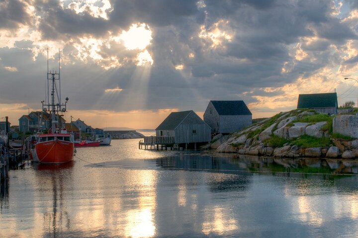 Half Day Small Group Tour in Peggy’s Cove and Titanic Cemetery