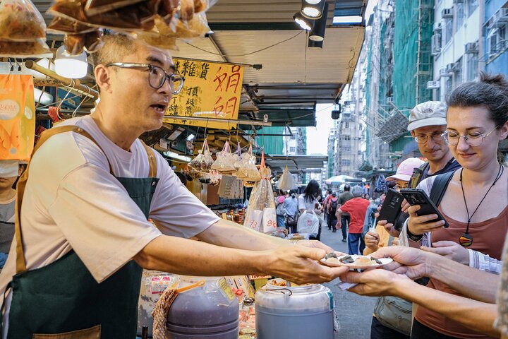 Hong Kong: Kowloon Local Market and Street Food Walking Tour