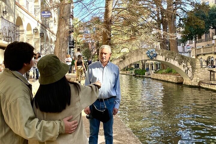 Walking Tour Along the San Antonio Riverwalk And Around Downtown