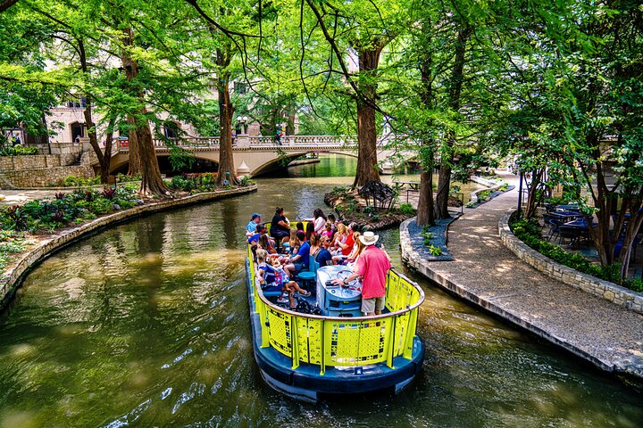 San Antonio Walking Tour: Alamo, River Walk Cruise & Cathedral