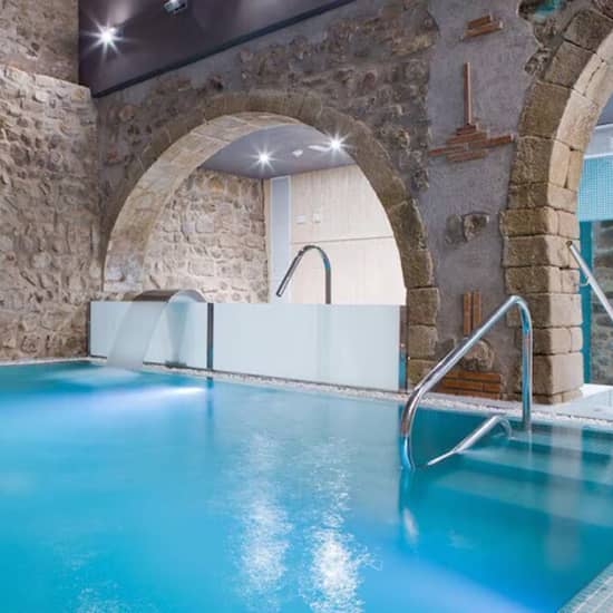Experiencia de bienestar y romanticismo: circuito de hidroterapia privado para dos con cava